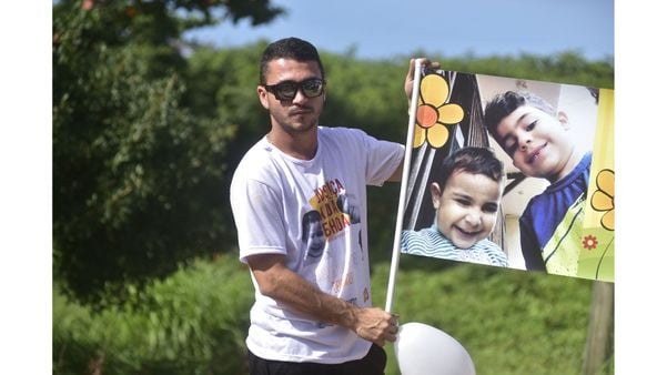Pai de Kauã Salles, Rainy Butkovsky, em manifestação pedindo justiça pela morte do filho   por Marcelo Prest
