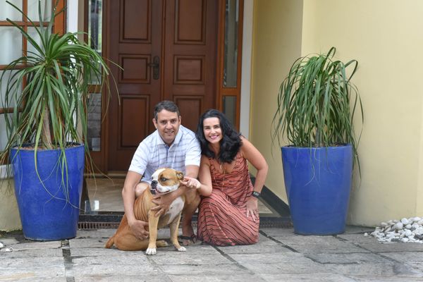 Rodrigo e Brunella Cabral e lris, o cão