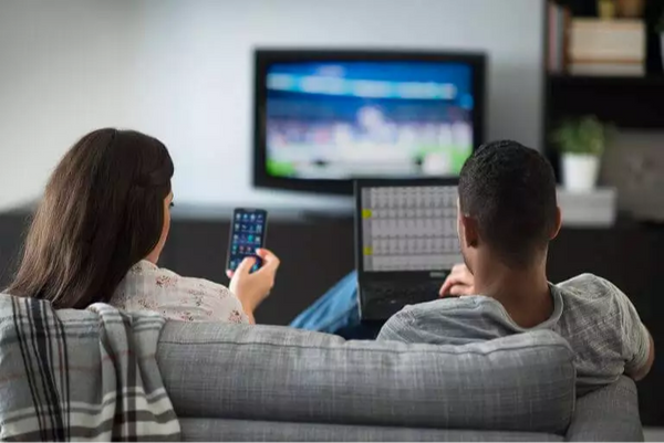 Acesso à informação: televisão, celular e computador. Crédito: Divulgação