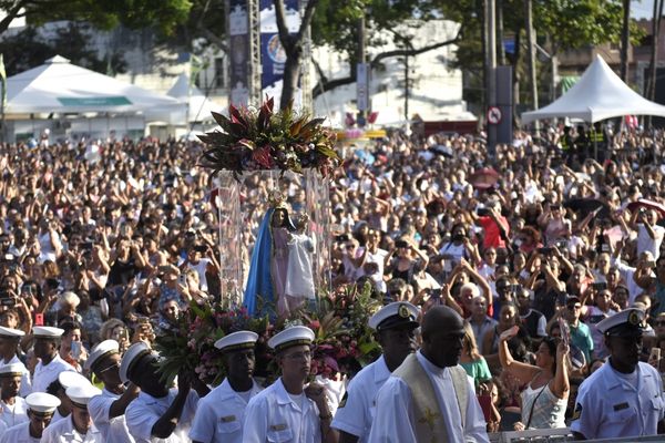 Fiéis se reúnem no campinho para acompanhar a missa de encerramento da Festa da Penha 2019