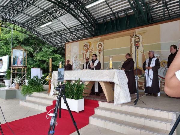 Frei Roberto Aparecido Pereira conduziu a missa das 15 horas no Campinho