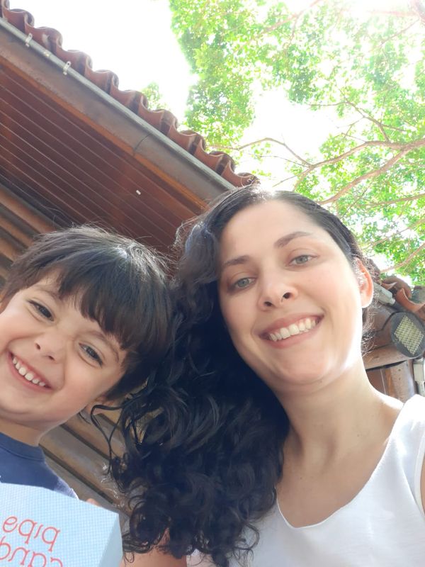 Josiane Della Valentina e o filho, Francisco, de 2 anos e 11 meses: contato com a escola continua por vídeo