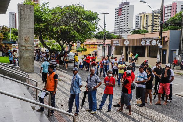 Pessoas se aglomeram em grandes filas para regularizar o CPF na Receita Federal em Fortaleza