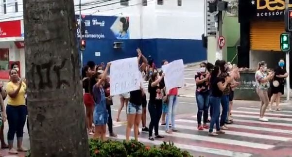 Professores manifestaram contra as demissões no Centro de Cachoeiro