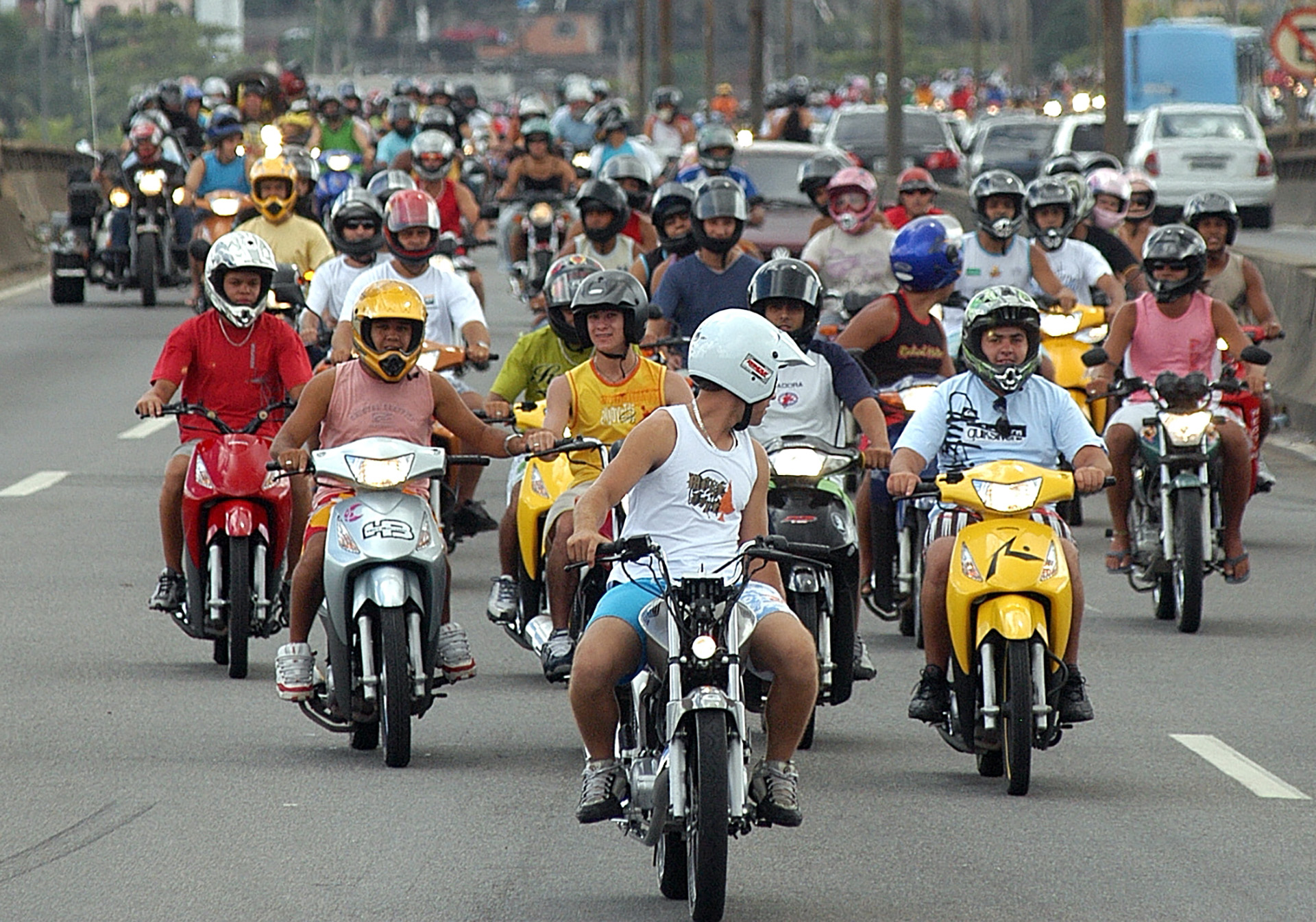 Data: 15/04/2007  - Motoqueiros participando da Romaria da FÃ©, em homenagem a Nossa Senhora da  Penha, em cima da segunda ponte 