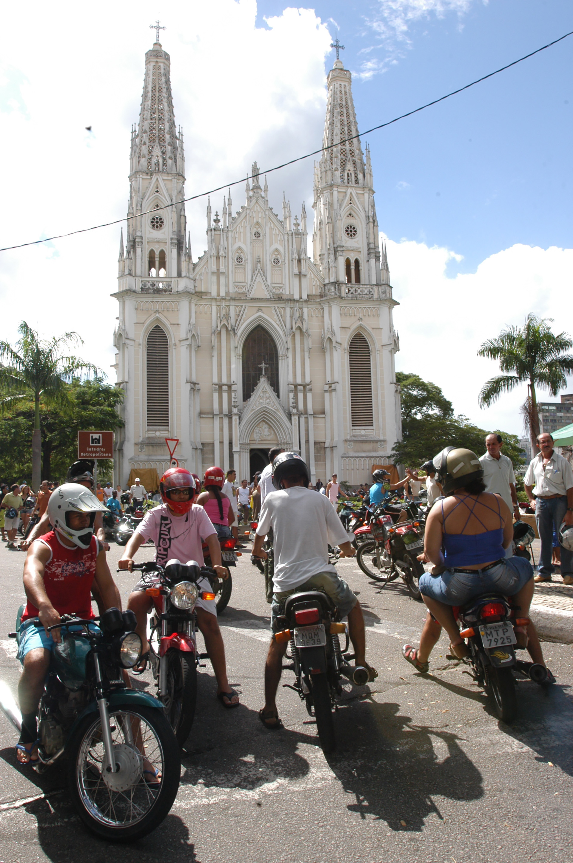 Data: 15/04/2007 - Motoqueiros participando da Romaria da FÃ©, em homenagem a Nossa Senhora da  Penha, em cima da  segunda ponte 