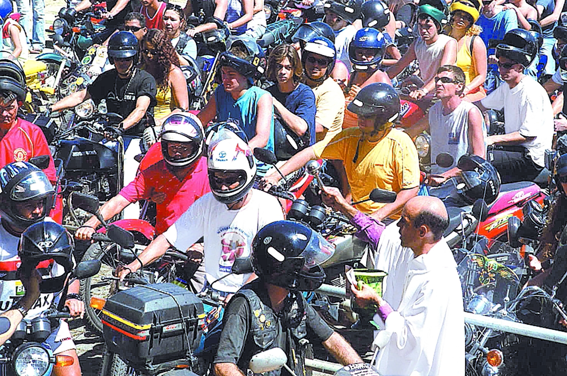 Romaria dos Motociclista, no Parque da Prainha, em homenagem a Nossa Senhora da Penha. Padre Francisco Melo Cassaro, abençoando os pilotos neg: 63.423.