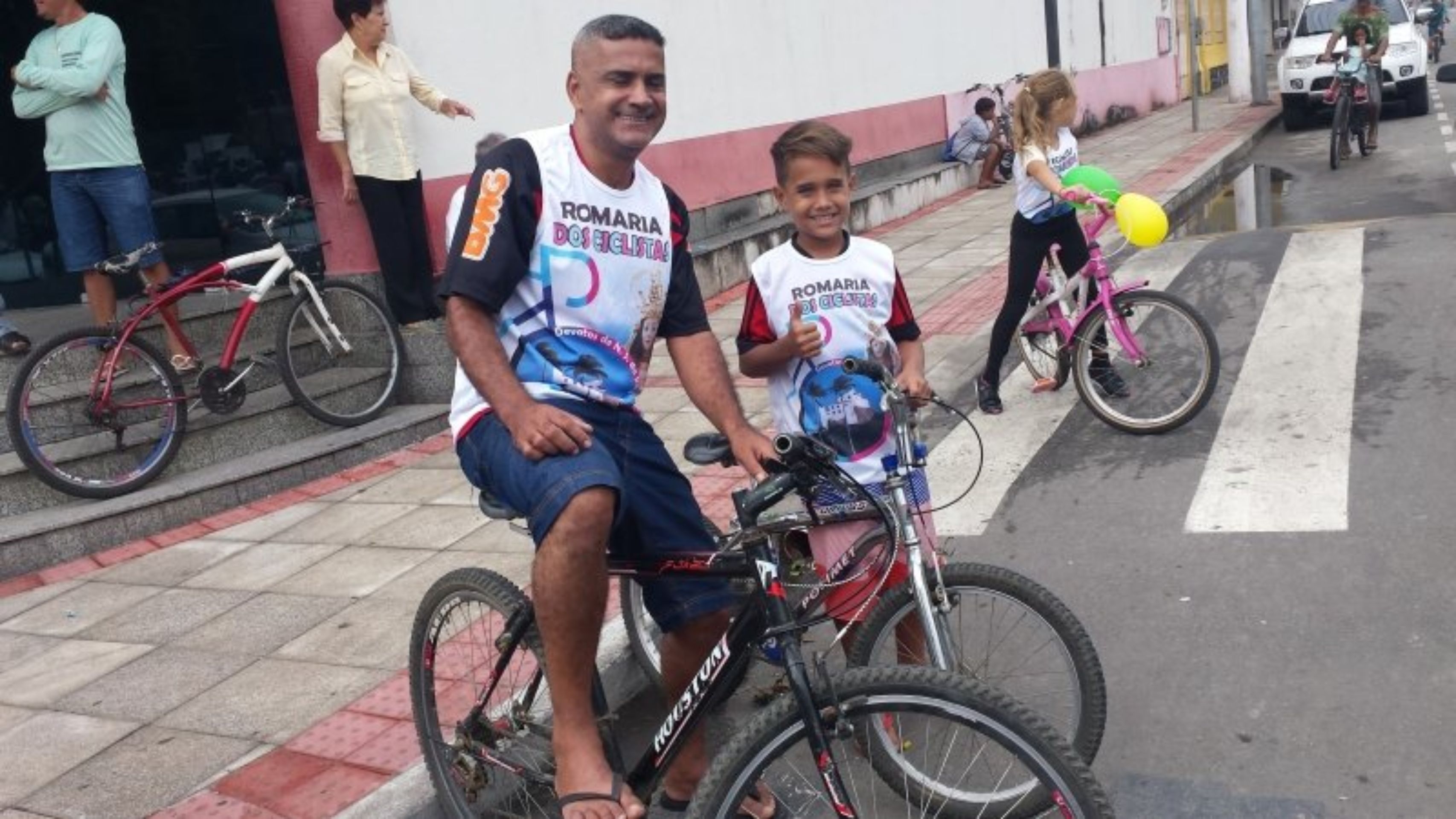 2017 - O motorista José Paulo e o filho Miguel, 10 anos, na Romaria dos ciclistas
