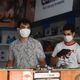 Atendentes usam máscara de proteção contra o coronavírus no comércio de Vila Velha
