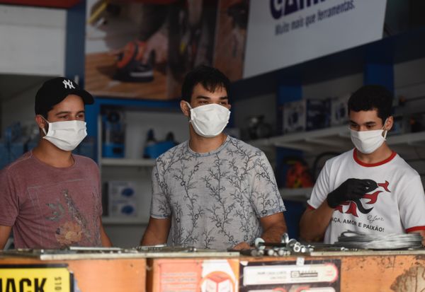Atendentes usam máscara de proteção contra o coronavírus no comércio de Vila Velha