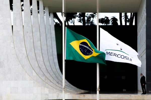 Bandeiras do Brasil e do Mercosul a meio-mastro em frente ao STF