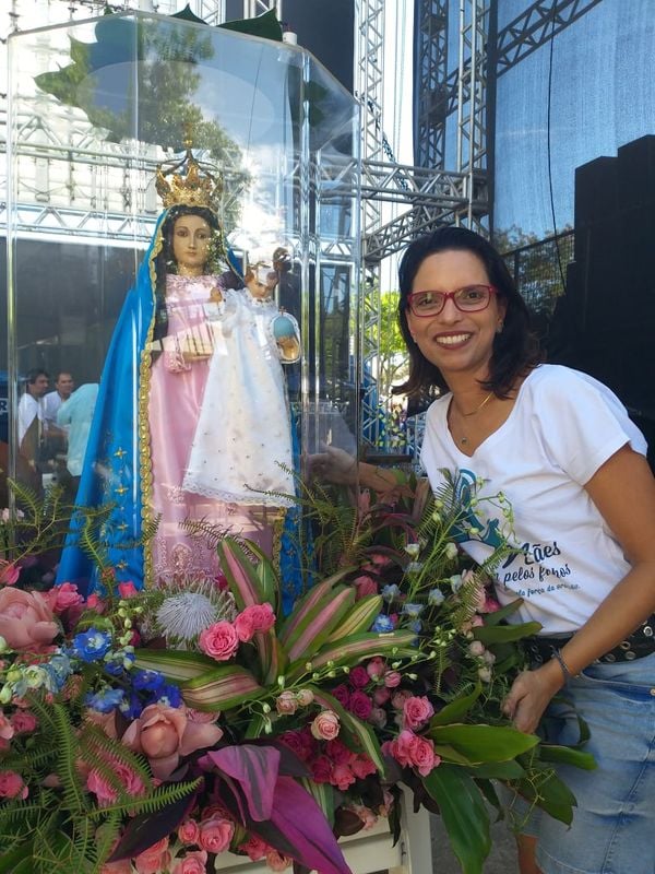 Bruna Medeiros decorou o andor da Santa na Festa da Penha de 2019