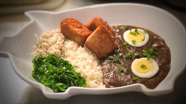 Carne de porco na lata, tutu, couve, farofa e arroz do Daju Bistrô
