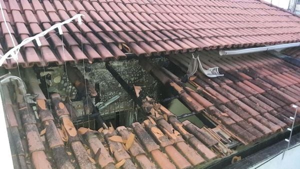 O telhado da casa ficou destruído após incêndio em que os irmãos Joaquim, 3 anos, e Kauã, 6 anos morreram carbonizados por Brunela Alves/Arquivo A Gazeta