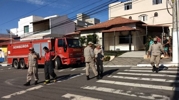 Data: 24/04/2018 - Bombeiros fizeram perícia na casa da família, em Linhares, horas após o incêndio que vitimou os irmãos Kauã e Joaquim, de 6 e 3 anos - Editoria: Polícia - Foto: Kaio Henrique - NA