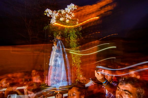 Imagem de Nossa Senhora da Penha durante missa na Festa da Penha na Prainha de Vila Velha - Gabriel Lordello/ Mosaico Imagem