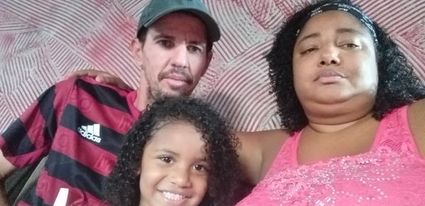 Joel, ao lado da esposa Roseane e a da filha Vitória, de apenas cinco anos de idade