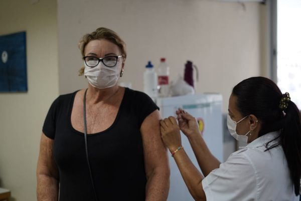 Woman vaccinated against influenza in vaccination campaign, in Vitória