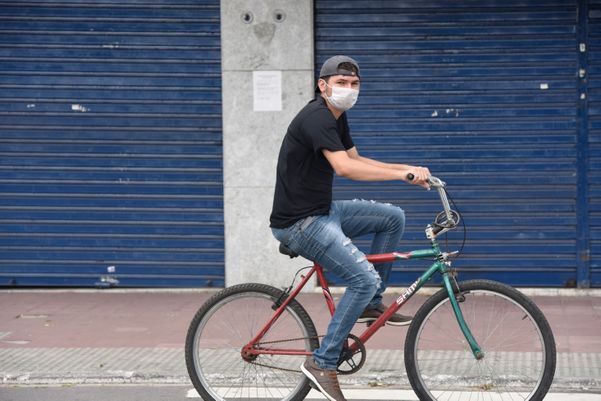 Pedestre usando máscara de proteção contra o covid-19 no Centro de Vila VElha