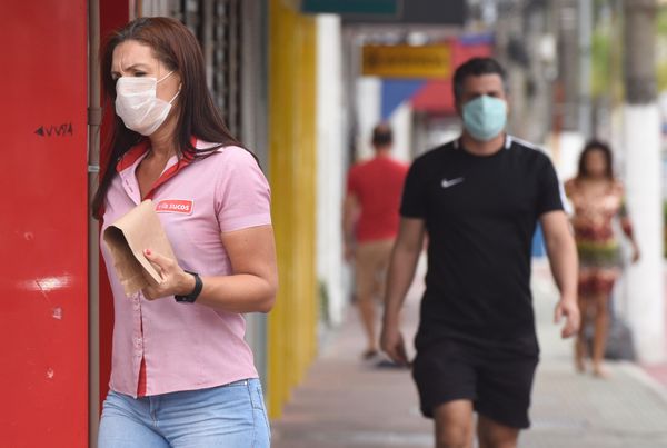 Pedestres usando máscaras contra o coronavírus no Centro de Vila Velha