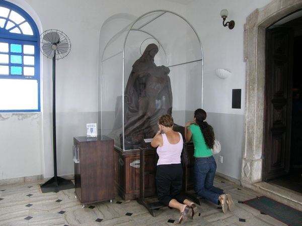 Pietá esculpida em madeira no Convento da Penha
