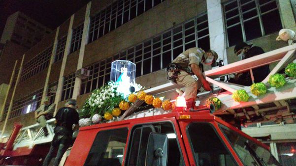 Bombeiros preparando a imagem de Nossa Senhora da Penha para início da Romaria das Famílias por Fernando Madeira