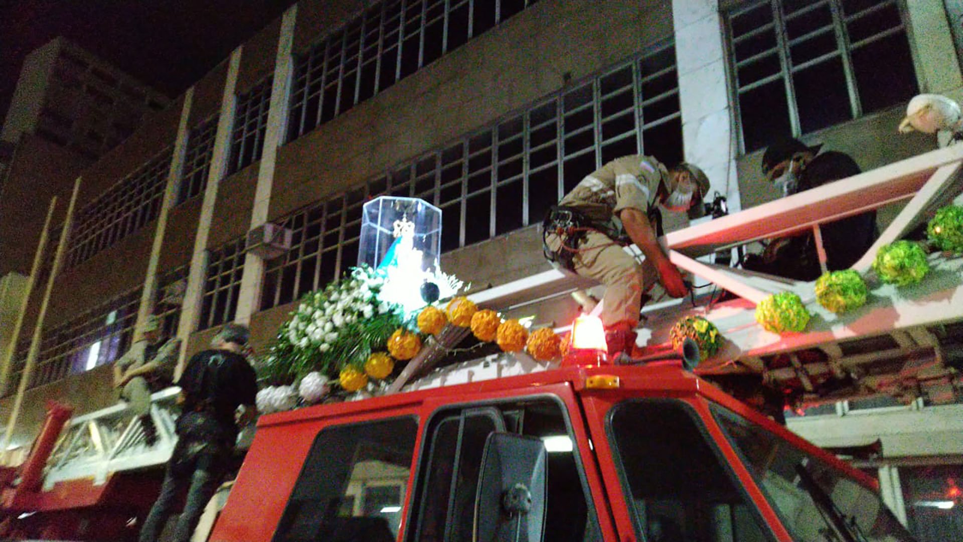 Bombeiros preparando a imagem de Nossa Senhora da Penha para início da Romaria das Famílias