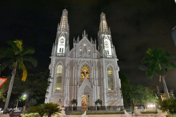 Catedral Metropolitana, tradicional local de início da Romaria dos Homens vazia  por Fernando Madeira