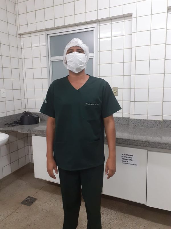 Enfermeiro de Vitória faz máscaras para ajudar no combate ao coronavírus