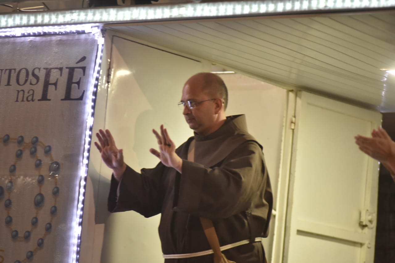 Imagem de Nossa Senhora da Penha, no carro dos bombeiros, pronta para o início da Romaria da Famílias