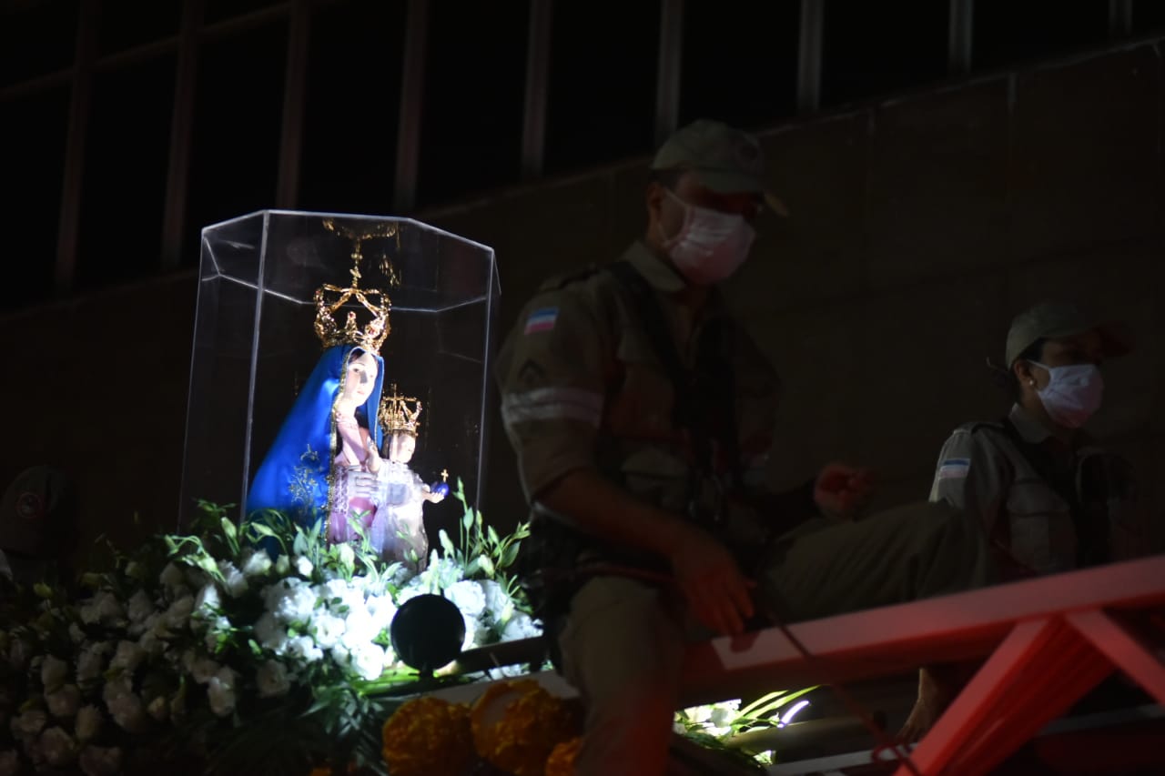 Imagem de Nossa Senhora da Penha, no carro dos bombeiros, pronta para o início da Romaria da Famílias