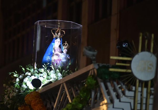 Imagem de Nossa Senhora da Penha, no carro dos bombeiros, pronta para o início da Romaria da Famílias por Fernando Madeira