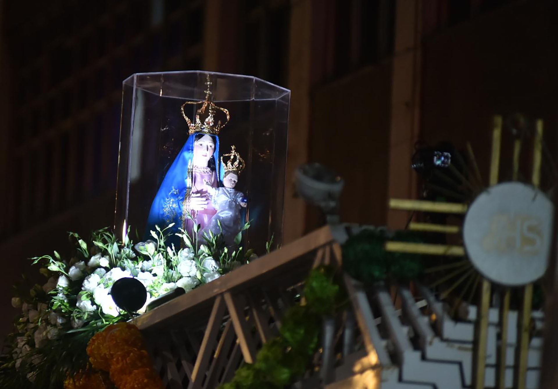 Imagem de Nossa Senhora da Penha, no carro dos bombeiros, pronta para o início da Romaria da Famílias
