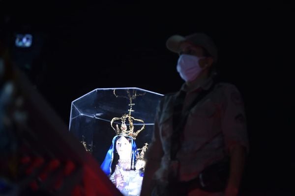 Imagem de Nossa Senhora da Penha, no carro dos bombeiros, pronta para o início da Romaria da Famílias por Fernando Madeira