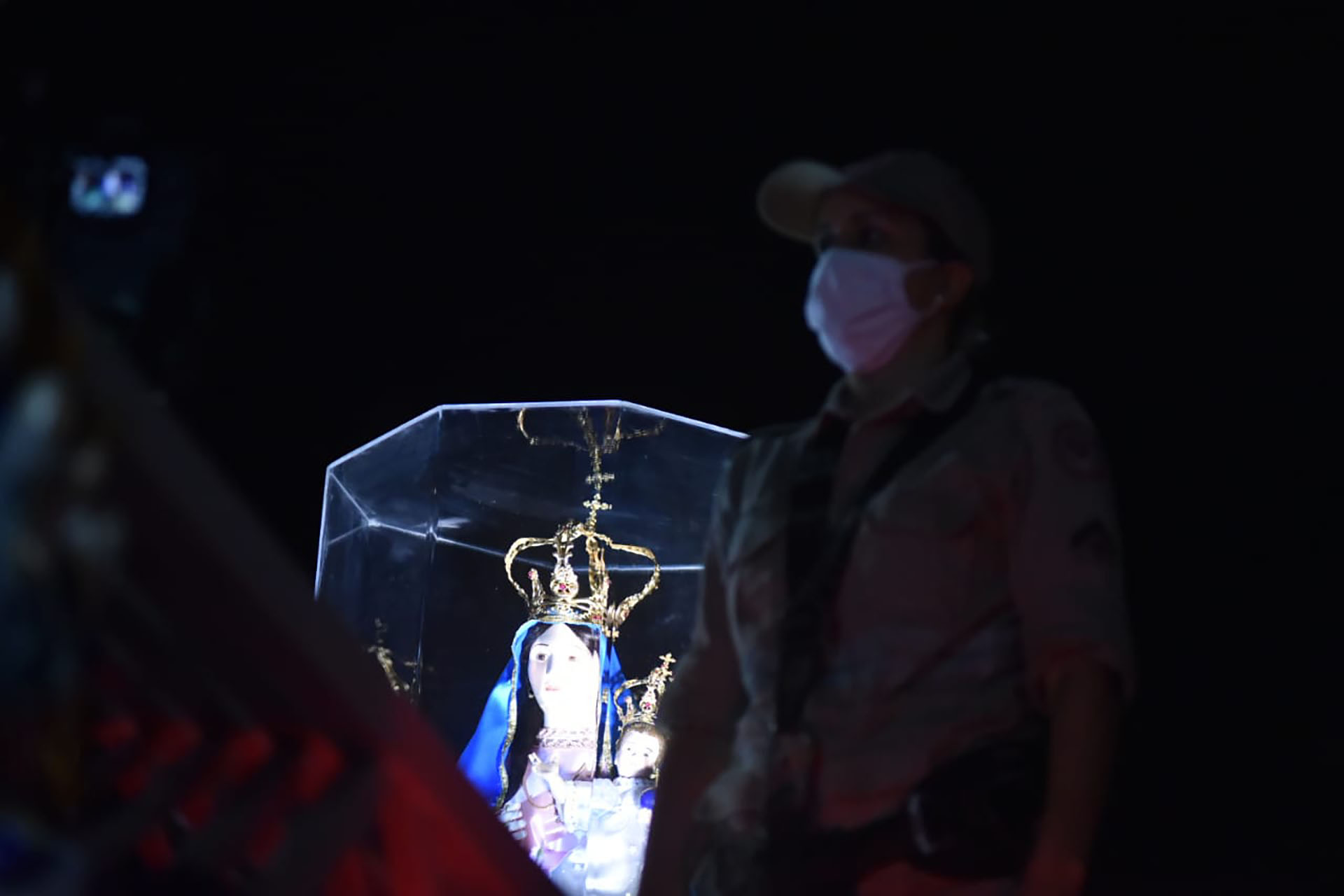 Imagem de Nossa Senhora da Penha, no carro dos bombeiros, pronta para o início da Romaria da Famílias