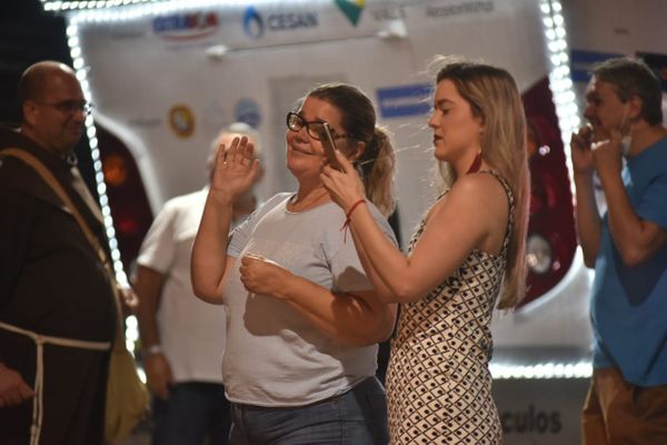 Imagem de Nossa Senhora da Penha, no carro dos bombeiros, pronta para o início da Romaria da Famílias por Fernando Madeira