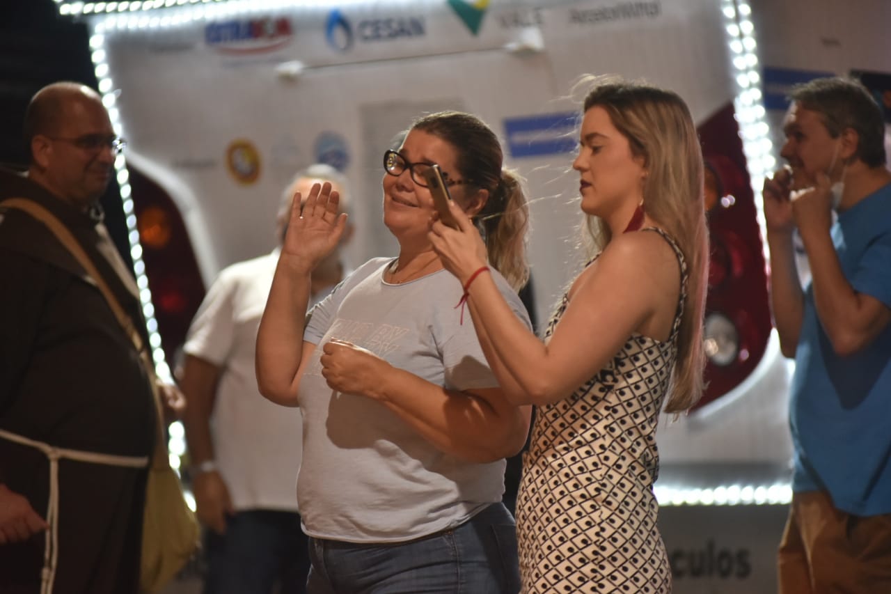 Imagem de Nossa Senhora da Penha, no carro dos bombeiros, pronta para o início da Romaria da Famílias