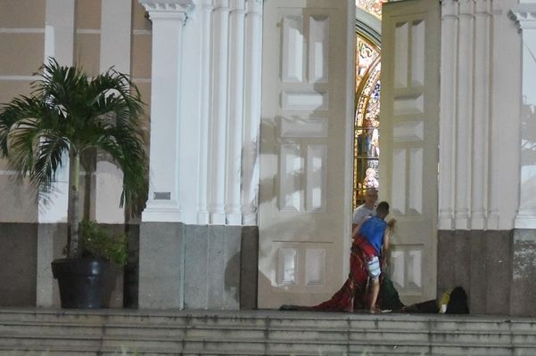 Morador de rua dormindo na porta da Catedral Metropolitana por Fernando Medeira