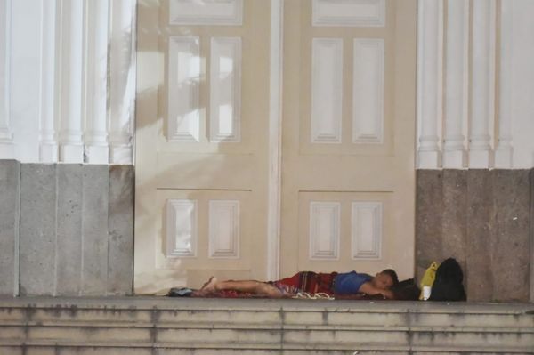 Morador de rua dormindo na porta da Catedral Metropolitana