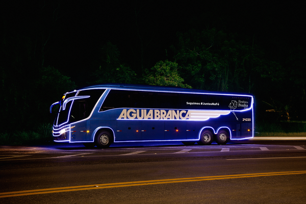 Ônibus da Viação Águia Branca foi adesivado com o tema da festa e recebeu iluminação com LED para participar do comboio. 
