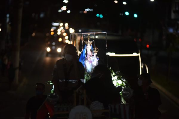 Pessoas acenado para a imagem de Nossa Senhora da Penha por Fernando Madeira