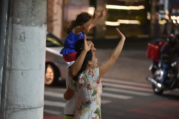 Pessoas acenado para a imagem de Nossa Senhora da Penha por Fernando Madeira