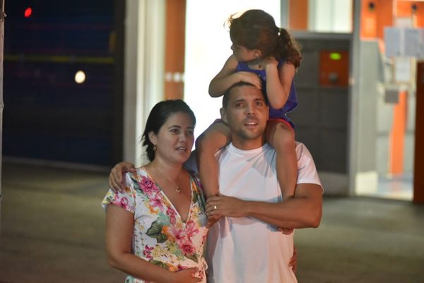 Pessoas acenado para a imagem de Nossa Senhora da Penha por Fernando Madeira