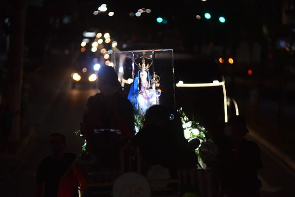 Pessoas acenado para a imagem de Nossa Senhora da Penha por Fernando Madeira