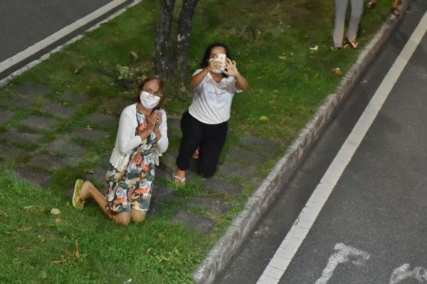 Pessoas saudando a Romaria das Famílias em Bairro de Fátima por Fernando Madeira