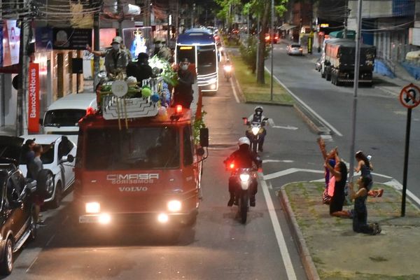 Pessoas saudando a Romaria das Famílias em Bairro de Fátima por Fernando Madeira