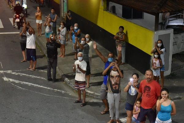 Pessoas saudando a Romaria das Famílias em Bairro de Fátima por Fernando Madeira