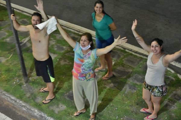 Pessoas saudando a Romaria das Famílias em Bairro de Fátima por Fernando Madeira