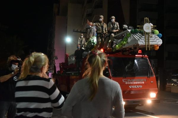 Romaria das Família passando pela Praia da Costa por Fernando Madeira