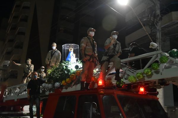 Romaria das Família passando pela Praia da Costa por Fernando Madeira